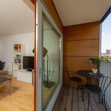 Room With Private Bathroom In A Modern Two Bedroom Two Bathroom Flat ลอนดอน ภายนอก รูปภาพ