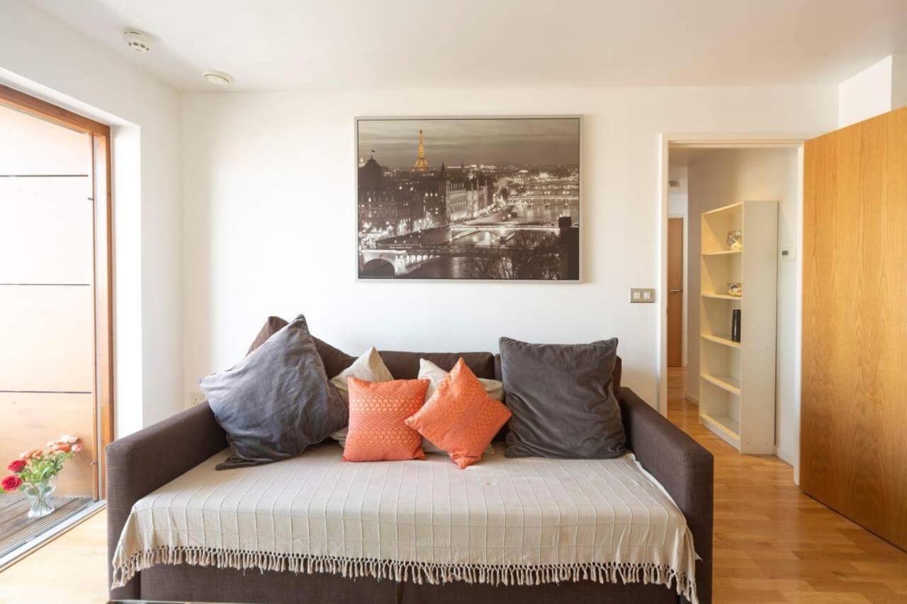Room With Private Bathroom In A Modern Two Bedroom Two Bathroom Flat ลอนดอน ภายนอก รูปภาพ