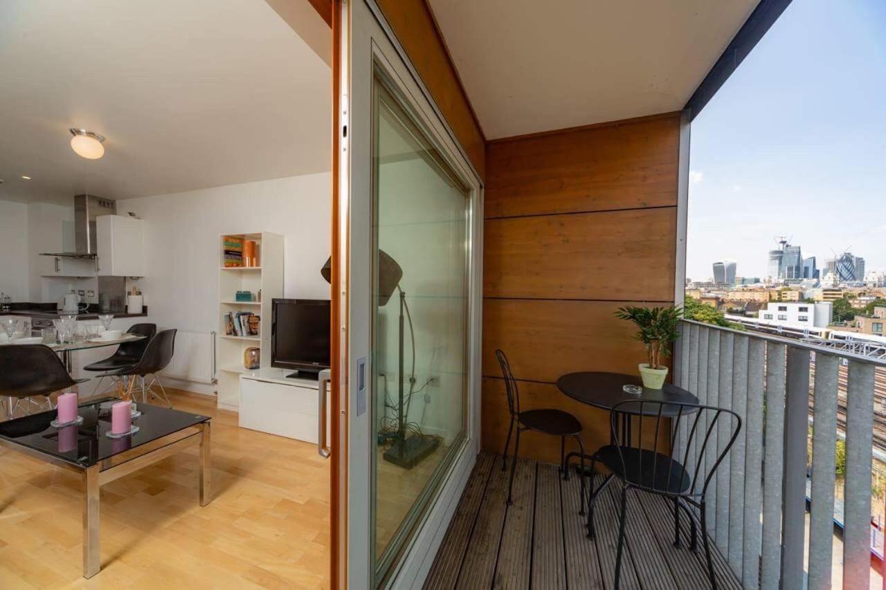 Room With Private Bathroom In A Modern Two Bedroom Two Bathroom Flat ลอนดอน ภายนอก รูปภาพ