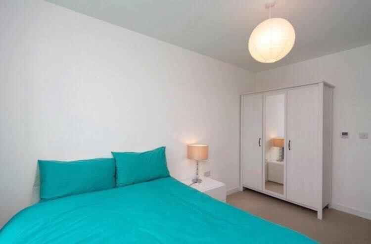 Room With Private Bathroom In A Modern Two Bedroom Two Bathroom Flat ลอนดอน ภายนอก รูปภาพ