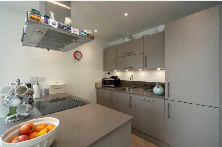 Room With Private Bathroom In A Modern Two Bedroom Two Bathroom Flat ลอนดอน ภายนอก รูปภาพ
