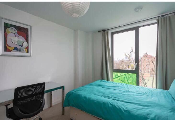 Room With Private Bathroom In A Modern Two Bedroom Two Bathroom Flat ลอนดอน ภายนอก รูปภาพ